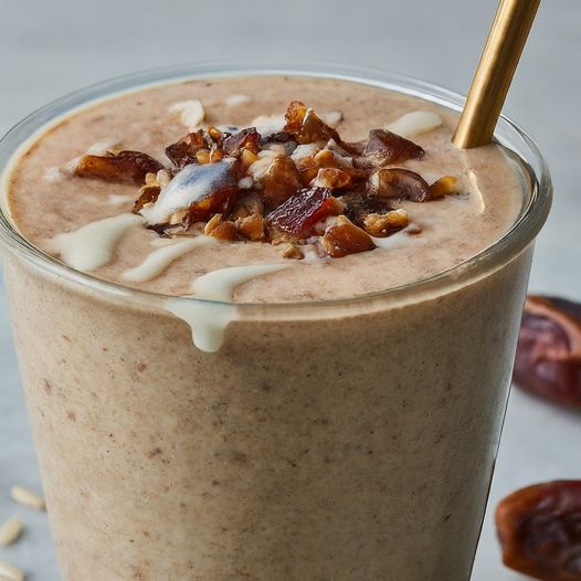 Date Smoothie With Brown Rice and Almond Milk