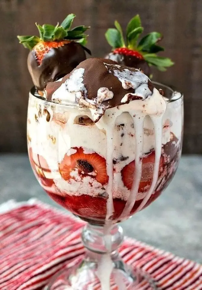 CHOCOLATE COVERED STRAWBERRY SUNDAE