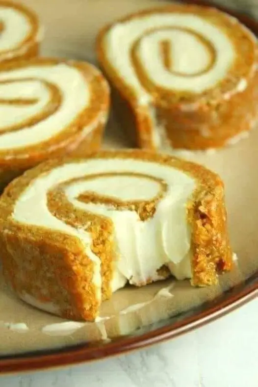 Carrot cake rolls with cream