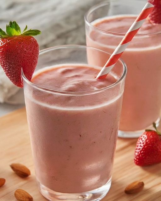 Keto Strawberry and Almond Smoothie Recipe