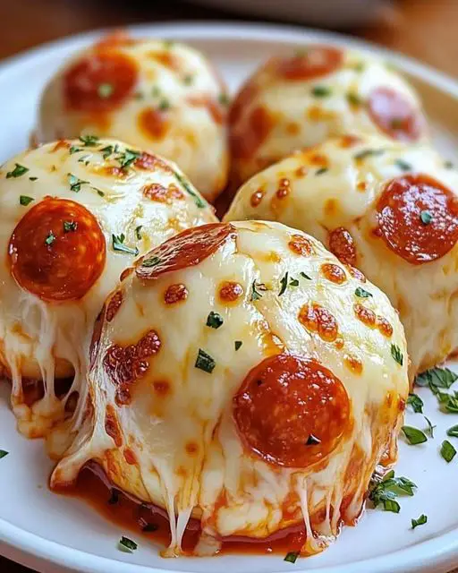 Cheesy pepperoni Pizza Bombs