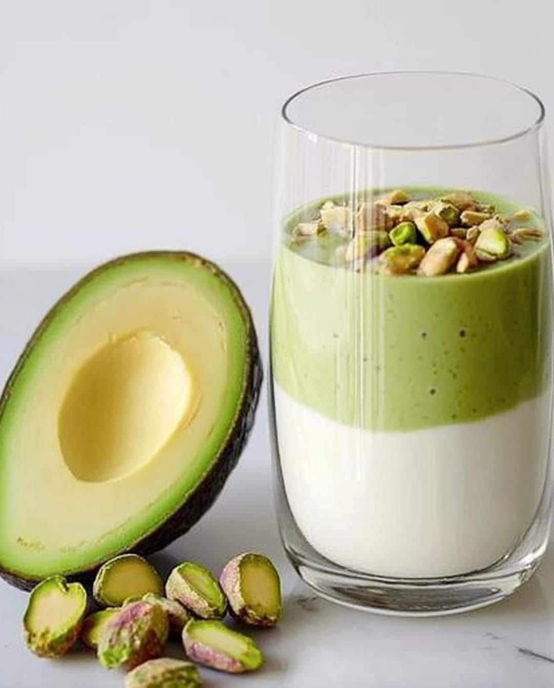 Pistachio Avocado Smoothie: A Creamy, Dreamy Power Drink!