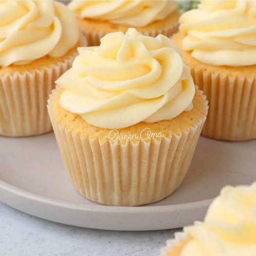 Vanilla Cupcakes with Buttercream Frosting