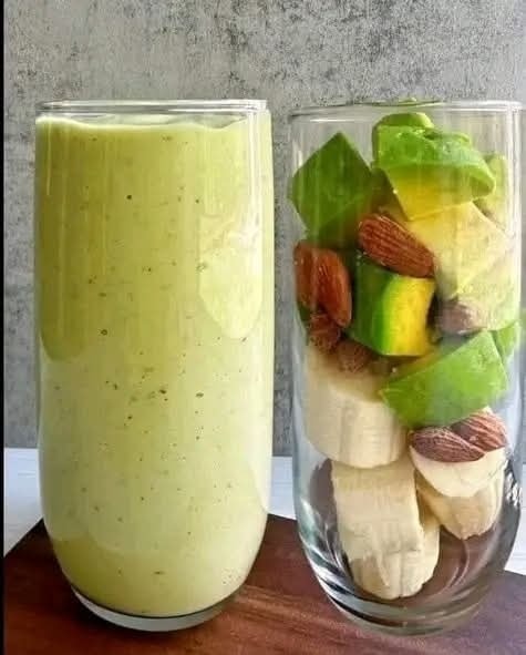 Avocado Smoothie with Banana and Almonds