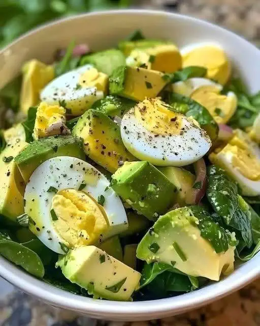 Avocado and Spinach Egg Salad: A Nutritious and Creamy Delight