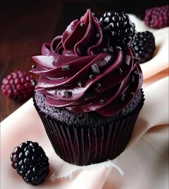 Dark Chocolate Blackberry Cupcakes – A Rich & Fruity Delight