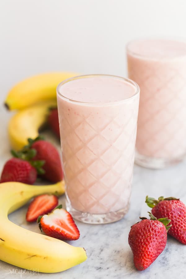 strawberry banana smoothie www.thereciperebel.com 600 5 of 12